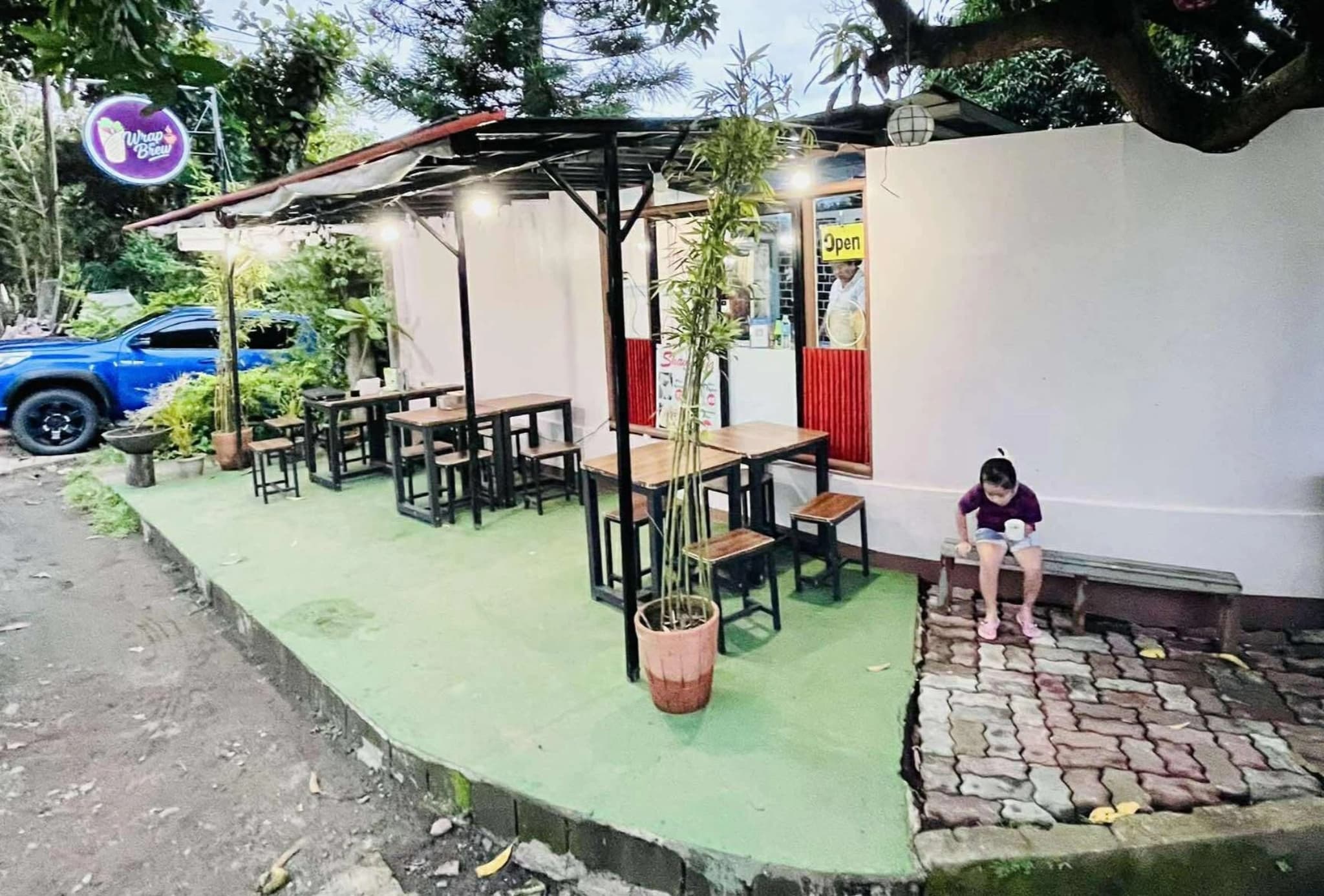 Wrap en Brew Buck Estate storefront and outdoor seating during the day